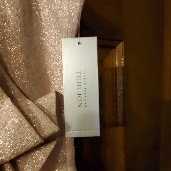 GOWN - Picture 2 of 8